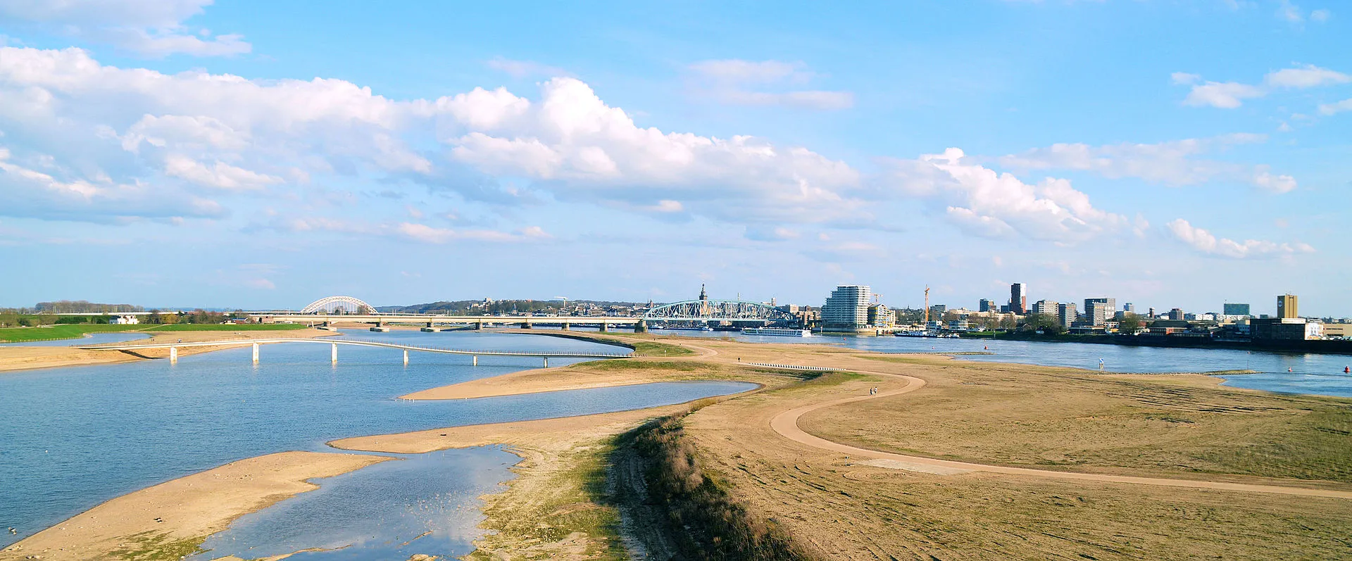 nijmegen panorama wolken met water en eiland 2016