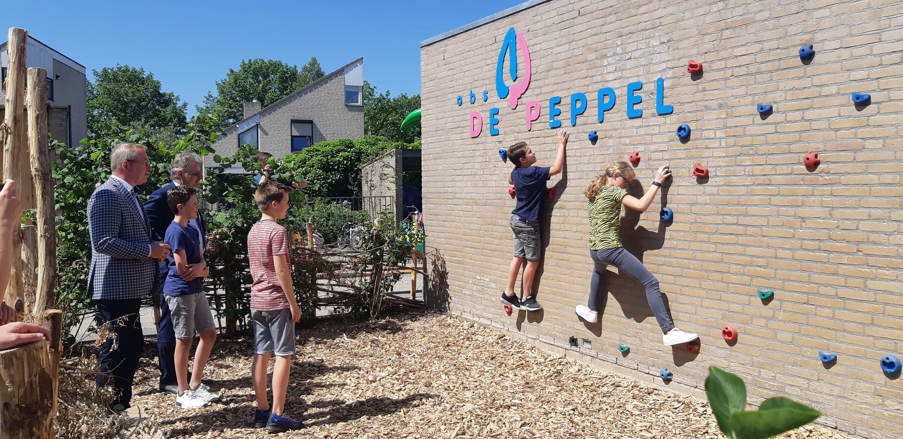 opening speelplaats de peppel klimmuur