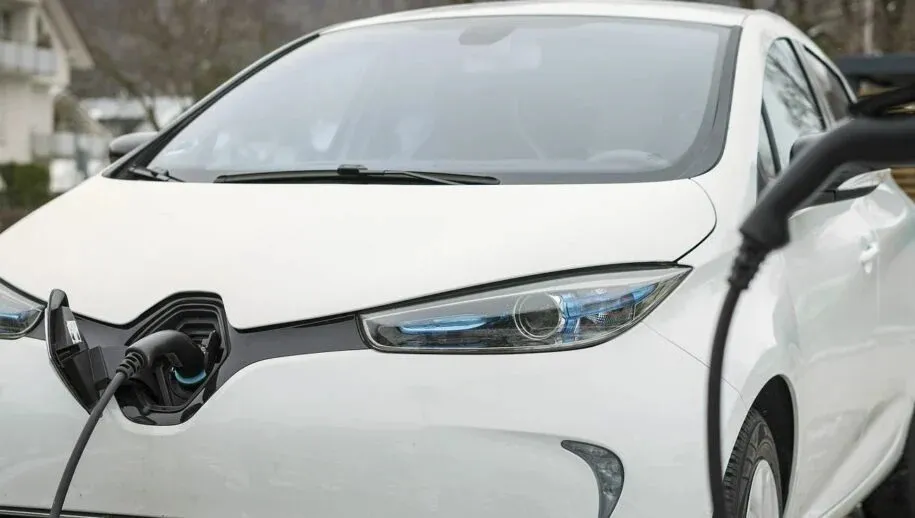 opladen elektrische auto 915x518 1