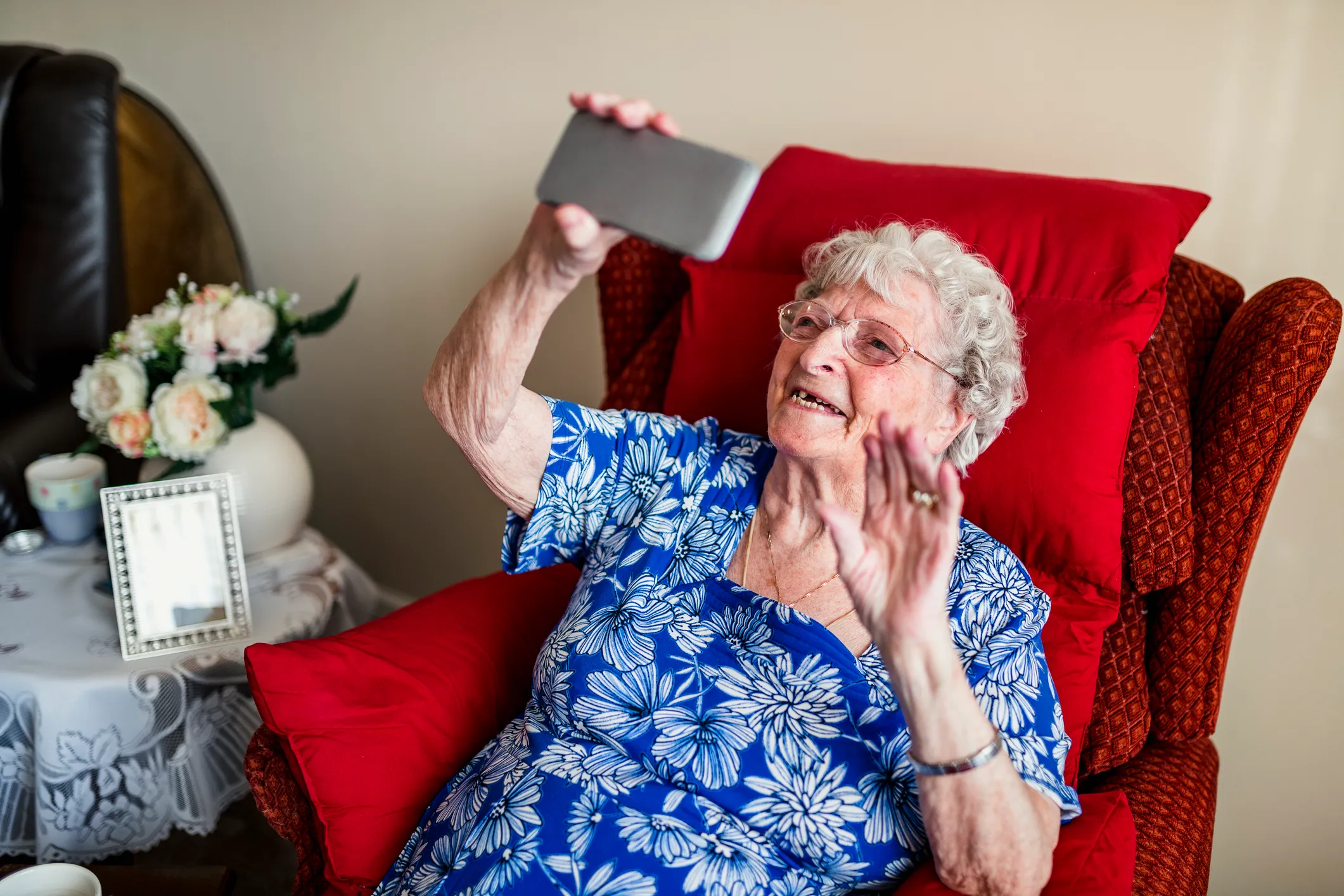 oudere vrouw die videobelt