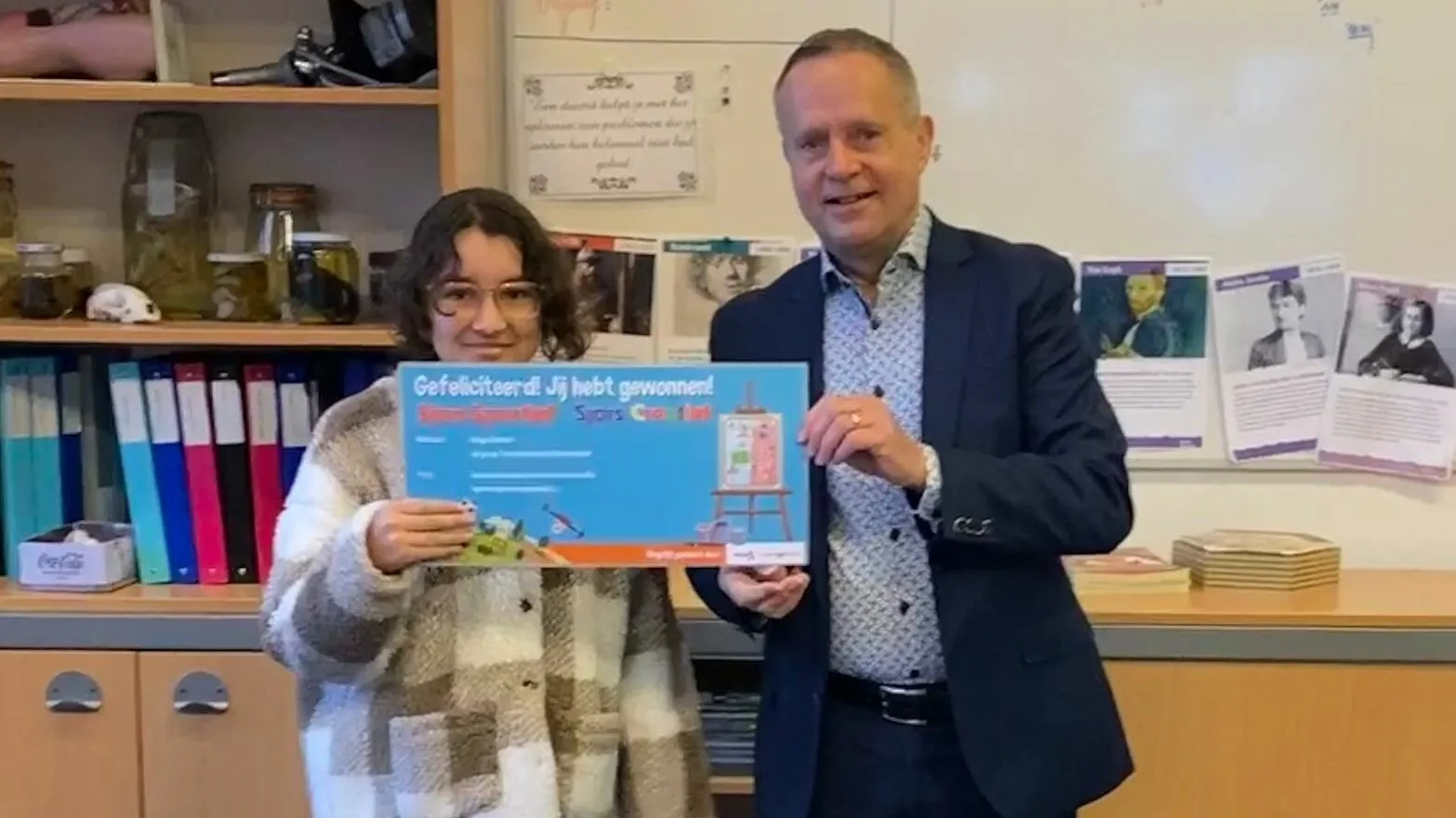 pb 220209 winnares donya chioutar ontvangt prijs van wethouder driessen e1644416190500 1