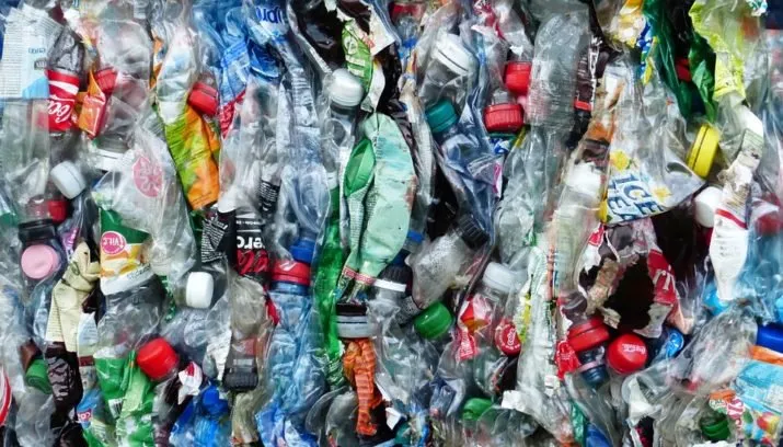 plastic bottles hans pixabay 715x408