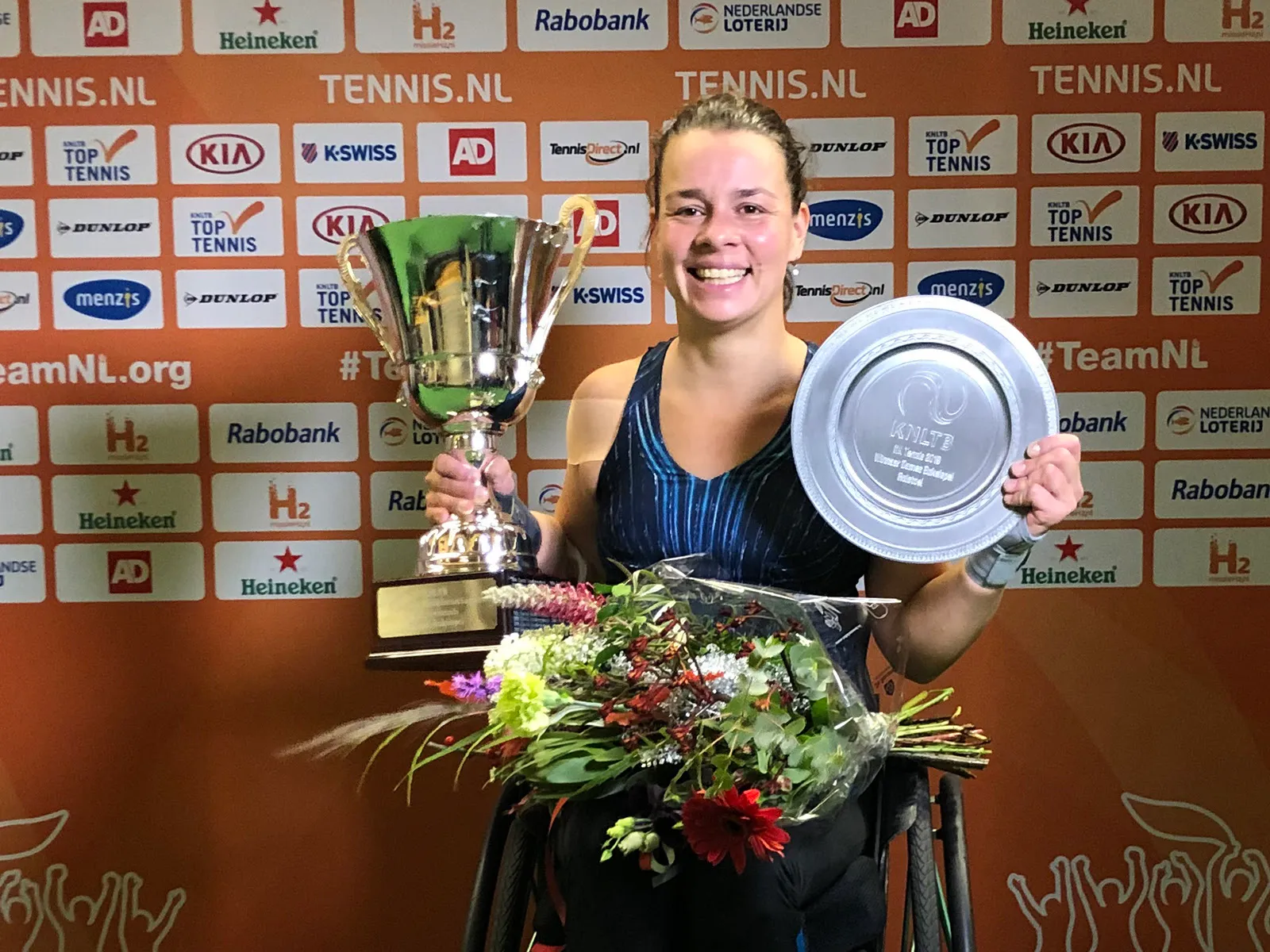 rolstoeltennisster buis sluit seizoen af met dubbelklapper op nk