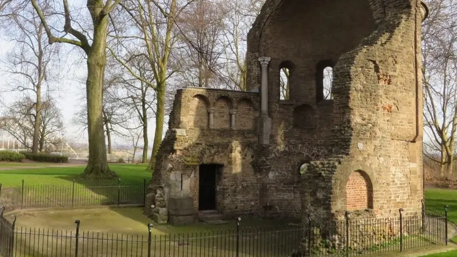 ruine valkhof nijmegen e1436859960649