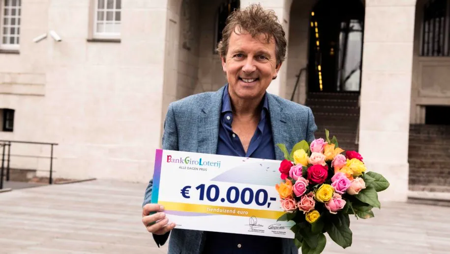 stockfoto bankgiro loterij ambassadeur robert ten brink 10000 euro 915x518