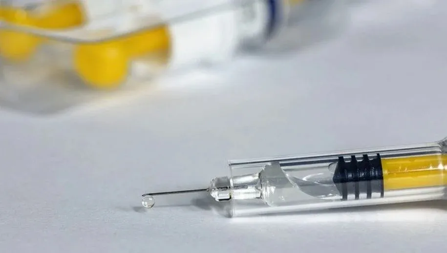 syringe 4544448 640 915x518