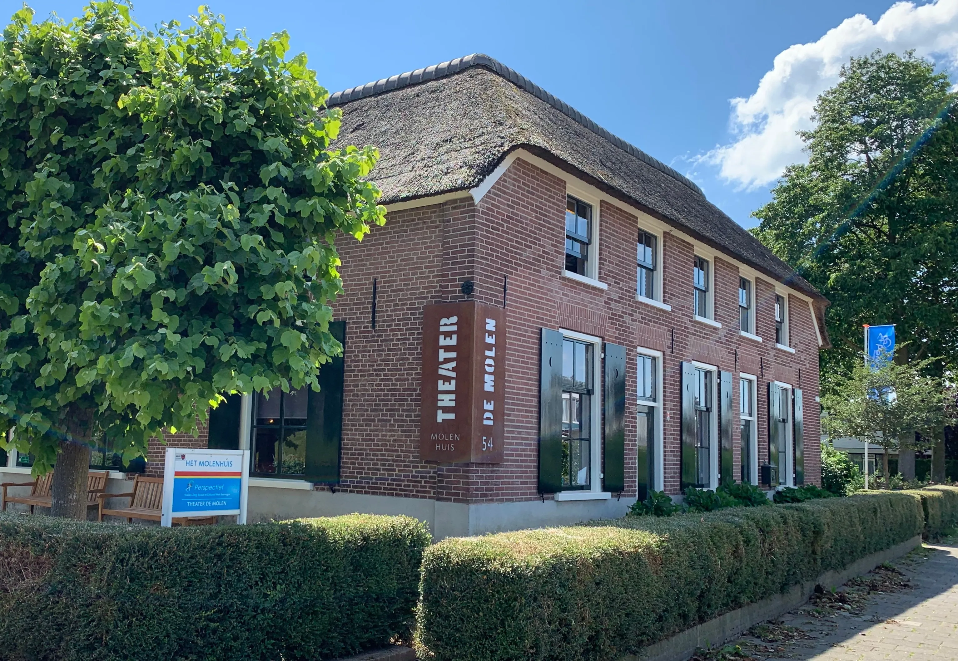 theater de molen met gevelbord