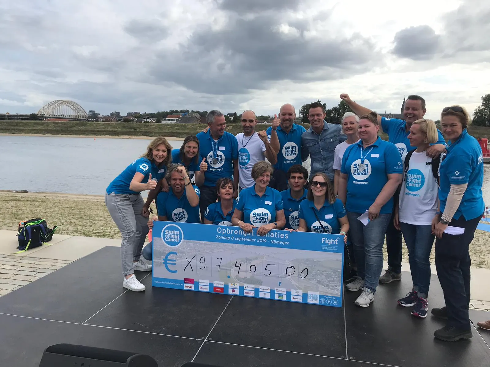 trotse team swim to fight cancer met de cheque