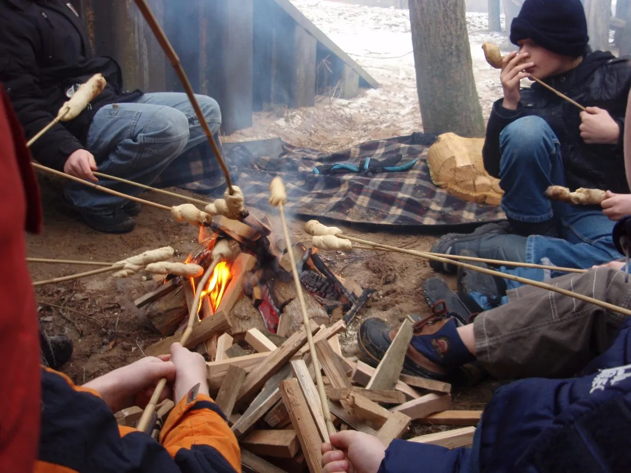 ustuydeb32aielars1sarwrm8 fotodijkmagazijn2014 12 10huttenkampvuur