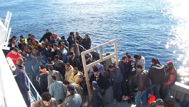 vito manzari wikipediacom cc by sa 20 hq vluchtelingen boot vrachtwagen 715x408