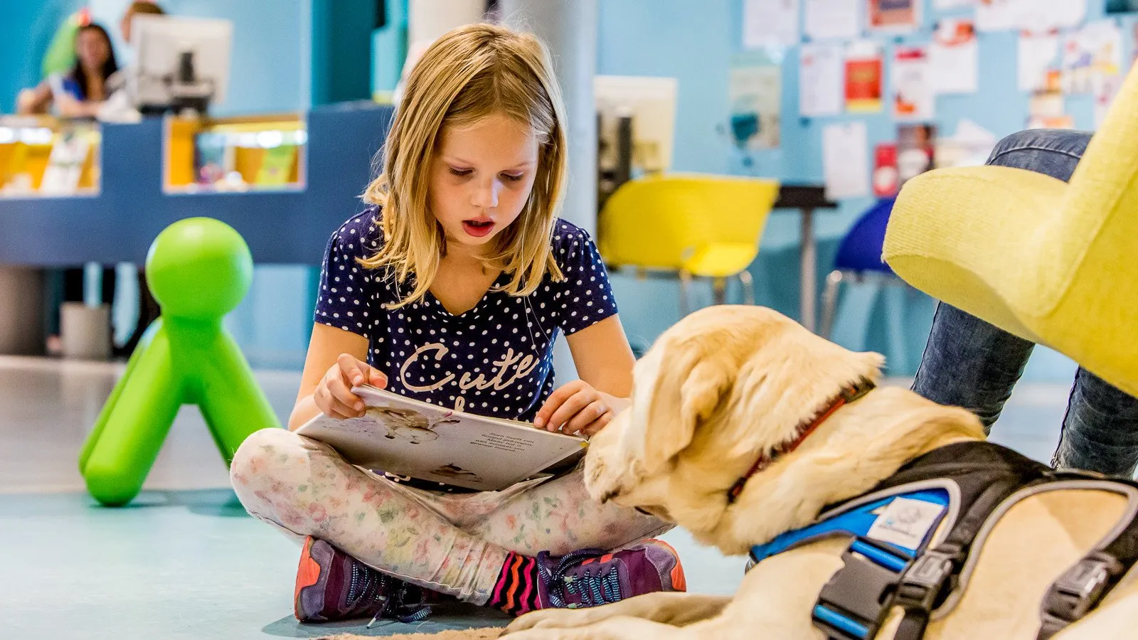 voorleeshonden in de bibliotheek gelderland zuid fotograaf marcel krijgsman e1445617017248