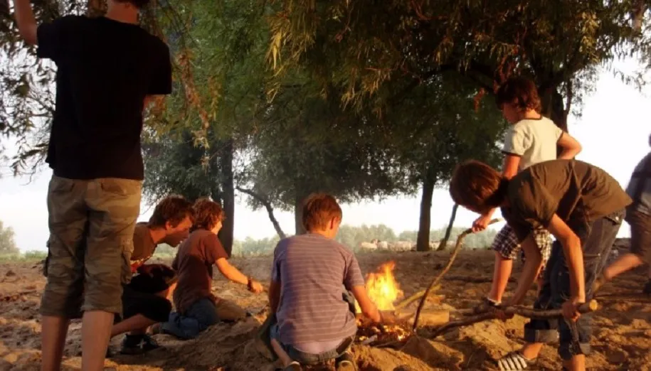 vuur maken langs de waal voor kinderen met autisme