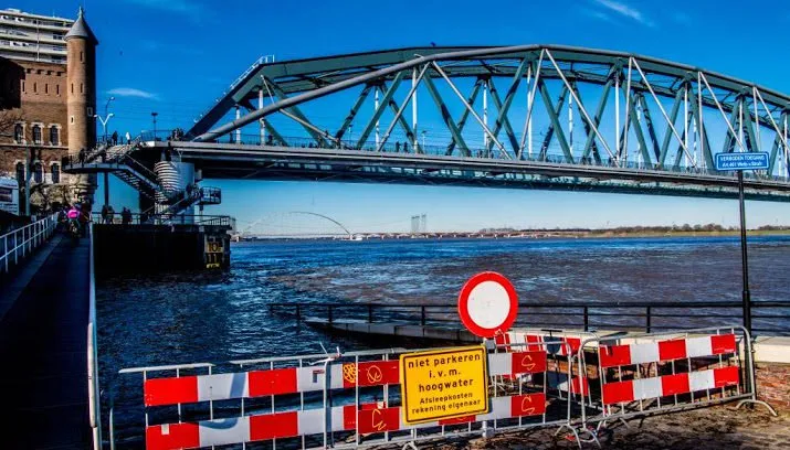 waalkade nijmegen loopt onder water 715x408