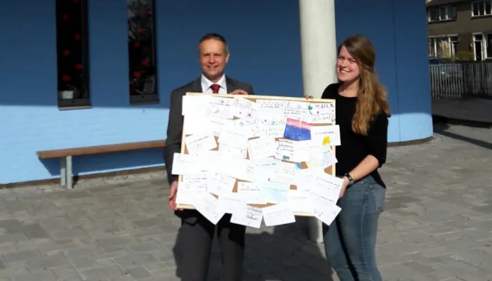 wethouder bezoekt basisscholen tijdens dag van de leerplicht