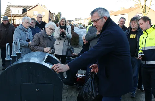 wethouder piet de klein geeft startscot omgekeerd inzamelen