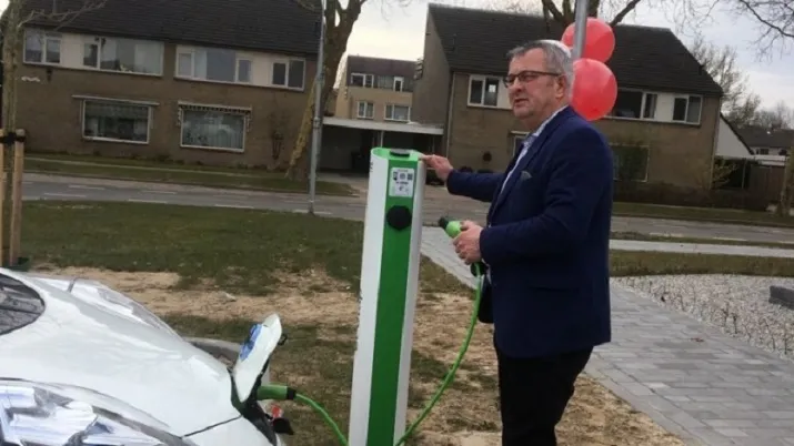 wethouder piet de klein sluit elektrische auto aan op nieuwe oplaadpaal 1