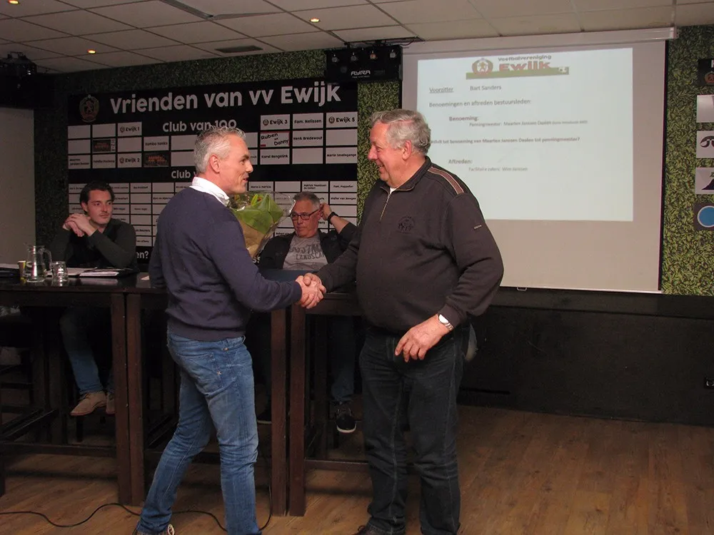 wim janssen ontvangt gouden speld van knvb