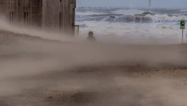 wind boven zee afgenomen storm op het land 715x408