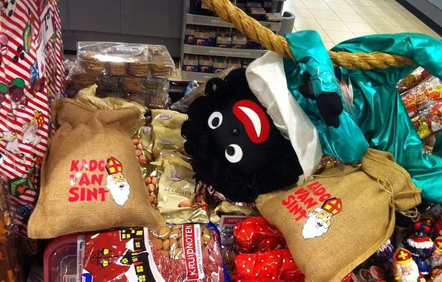zwarte piet sinterklaas supermarkt hellevoetsluis 640x408