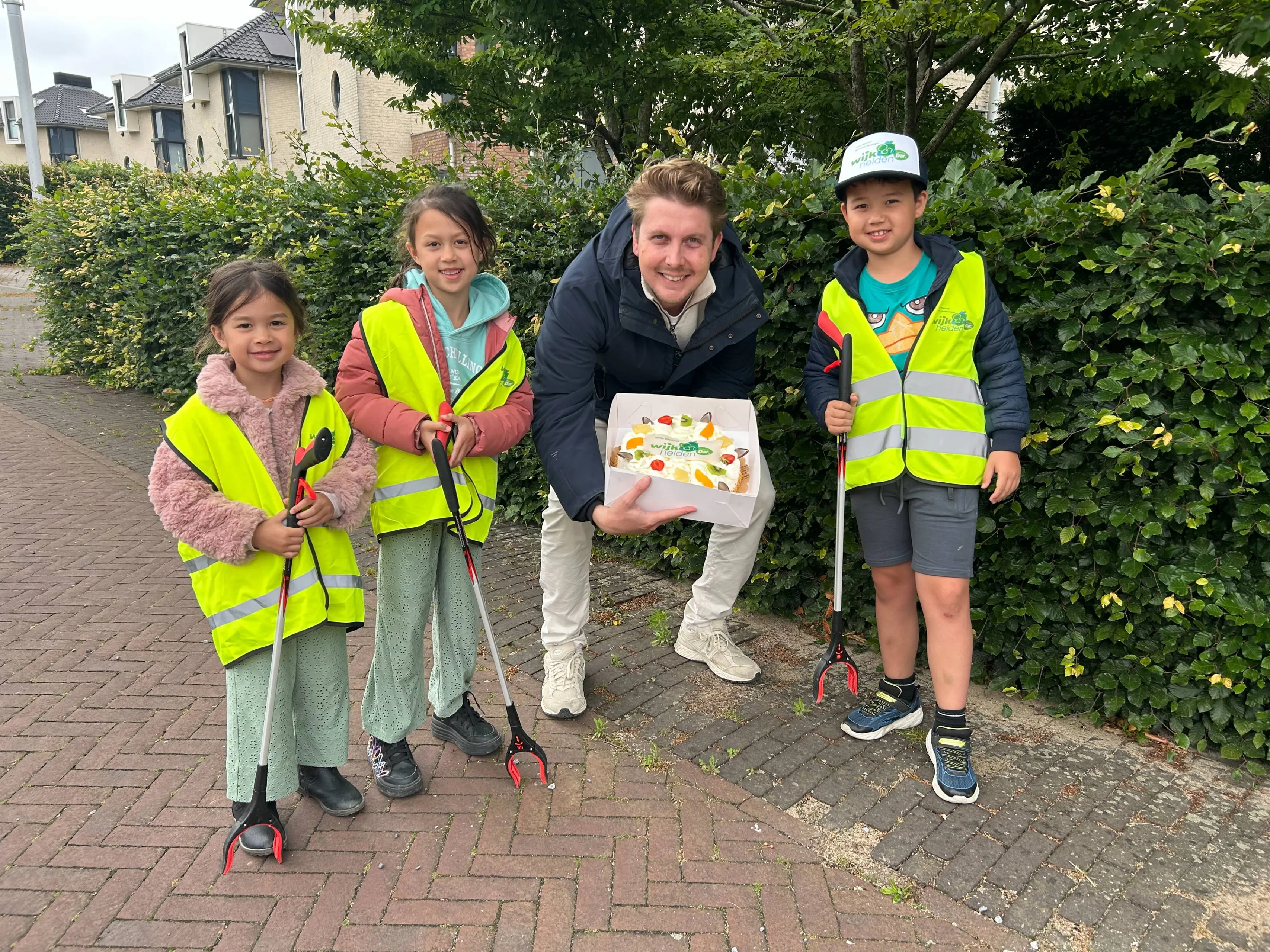 20250612 wethouder pascal cobussen samen met wijkhelden daan sara en emma in beuningen