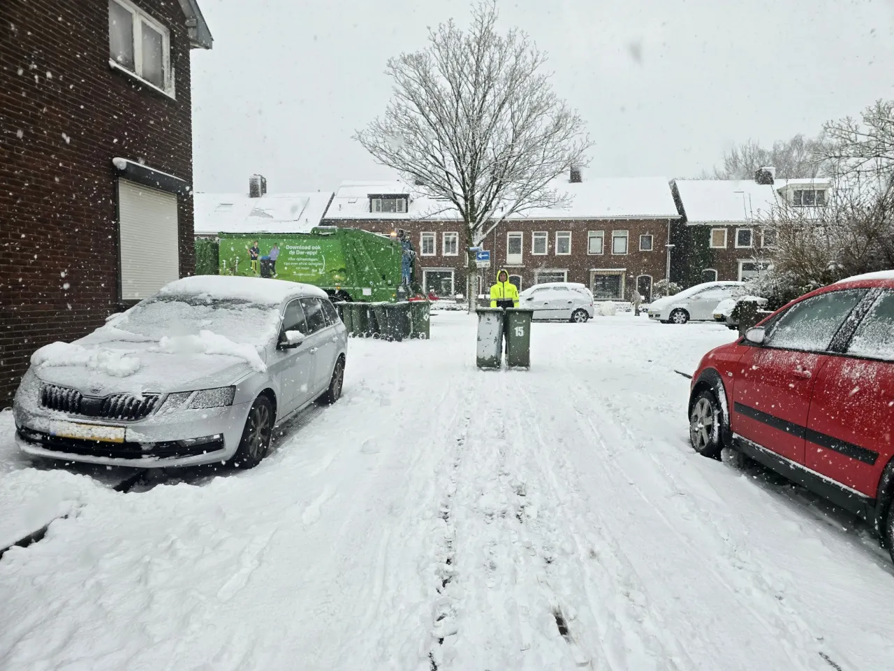 20260105 Dar-medewerker haalt afval op in de sneeuw