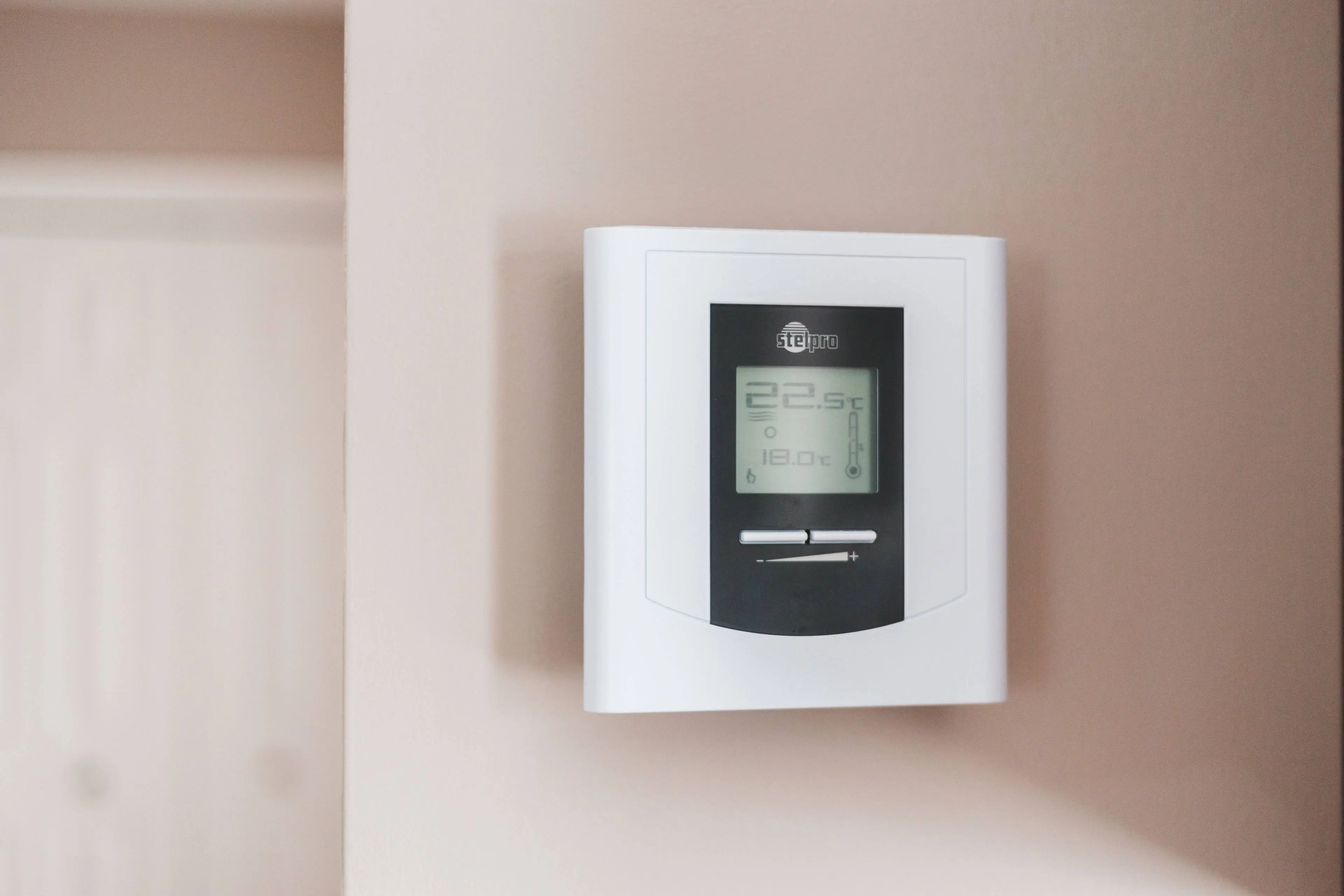 Energie besparen - thermostaat lager 1 - pexels-introspectivedsgn-7616651 - RECHTENVRIJ
