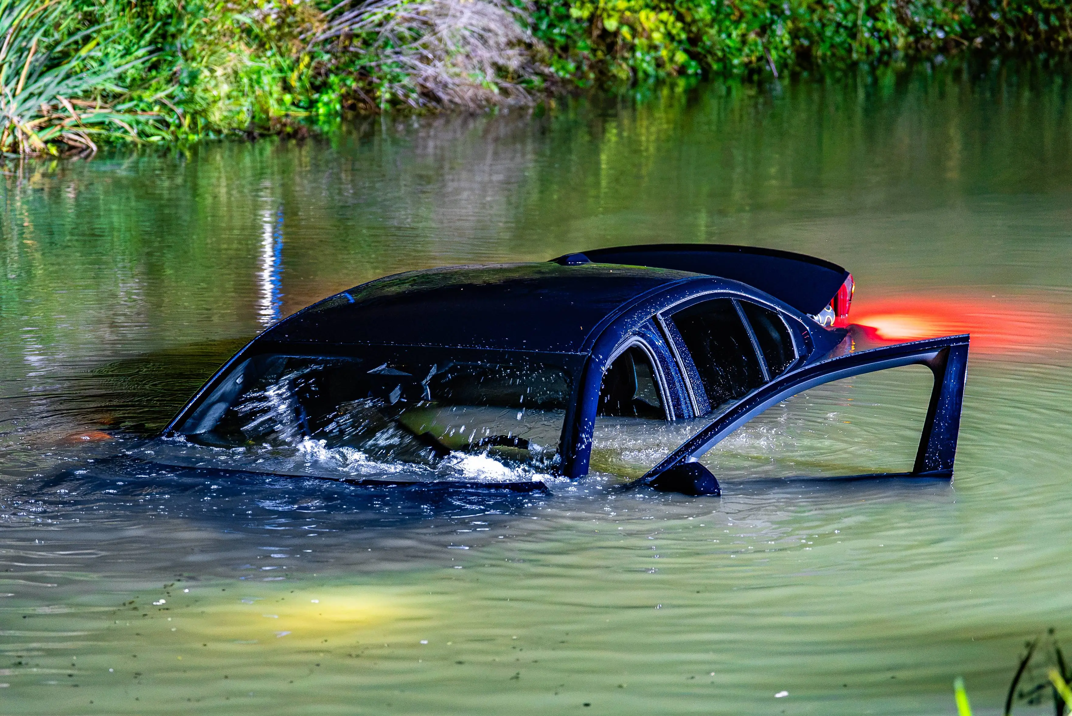 HEITINK_20261013_auto_belandt_in_het_water_weurt_3