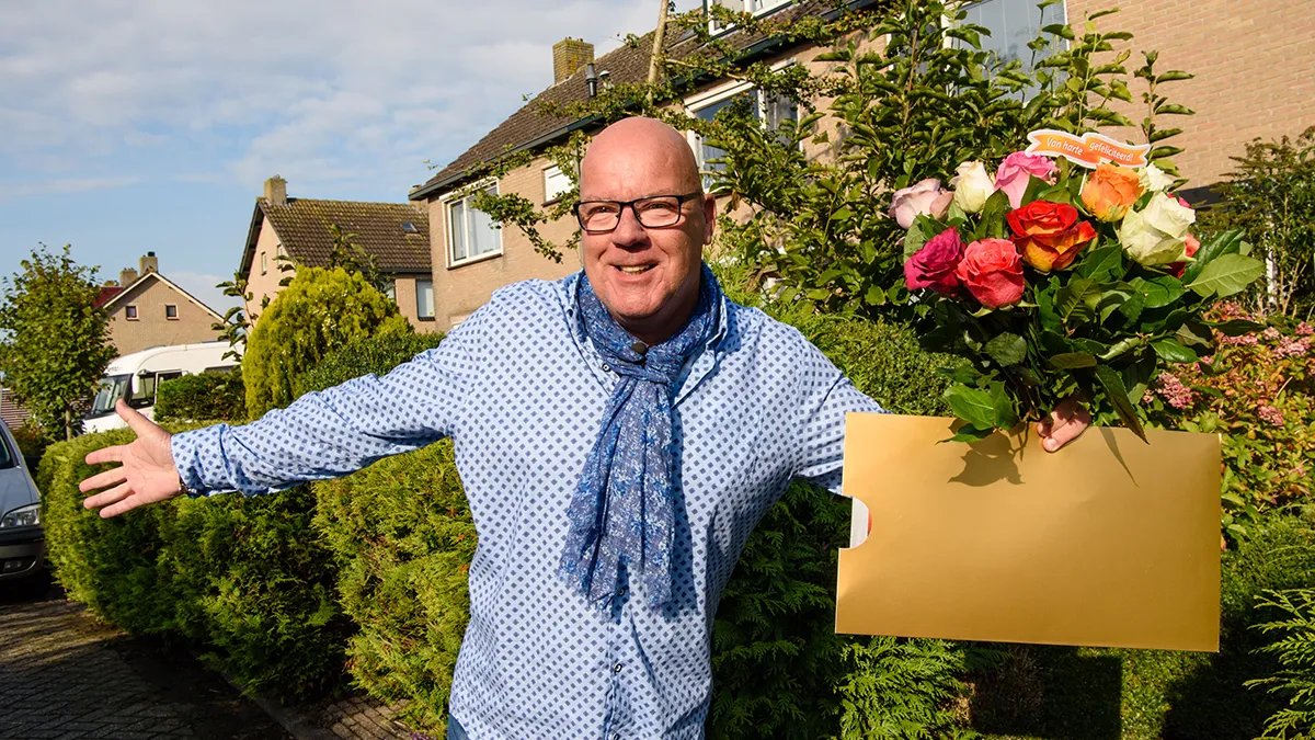 1 gaston met cheque en bloemen small
