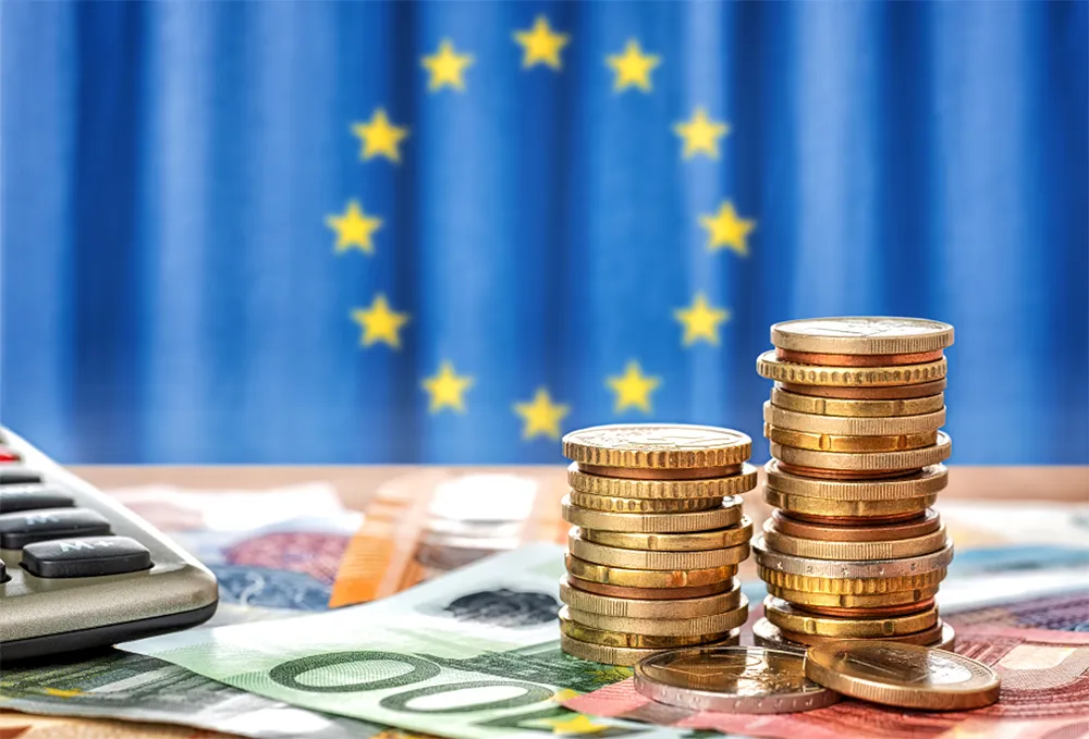 bankbiljetten en munten voor de vlag van de europese unie 920x625px 1