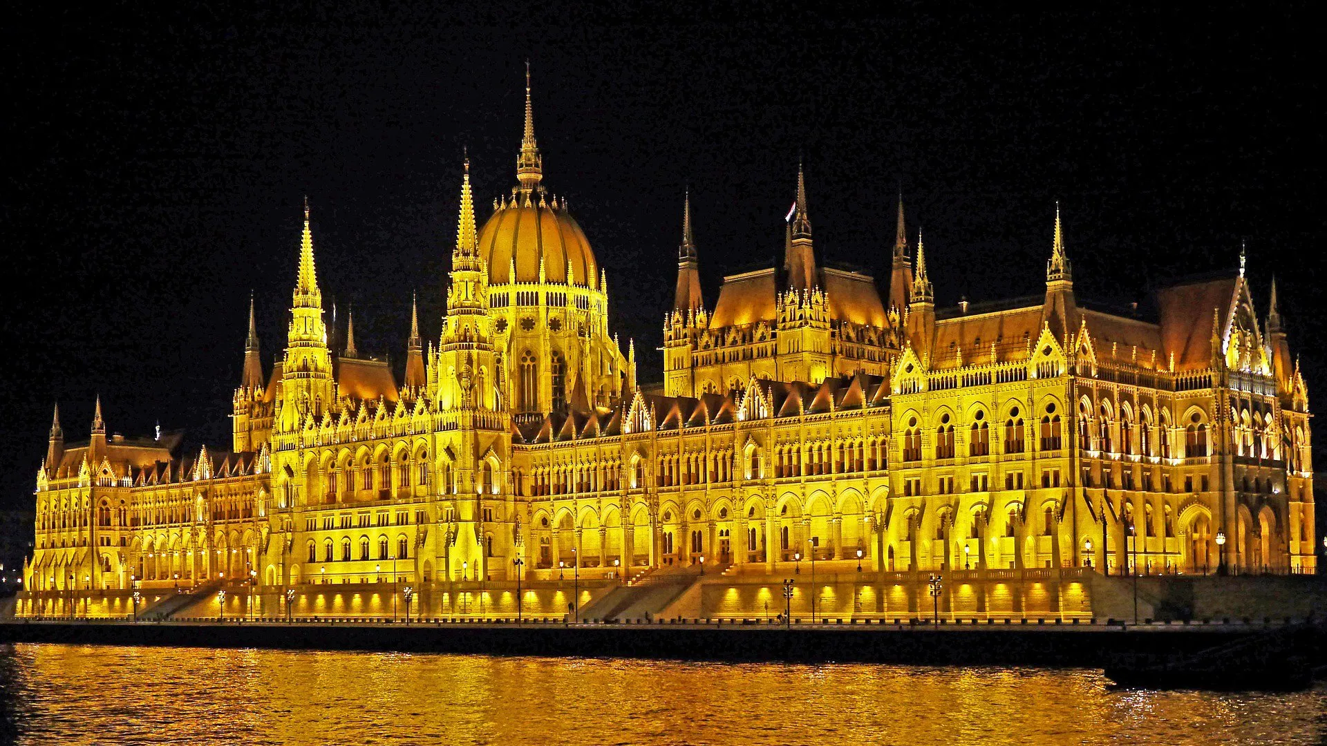 budapest at night 1392373 1920 pixa