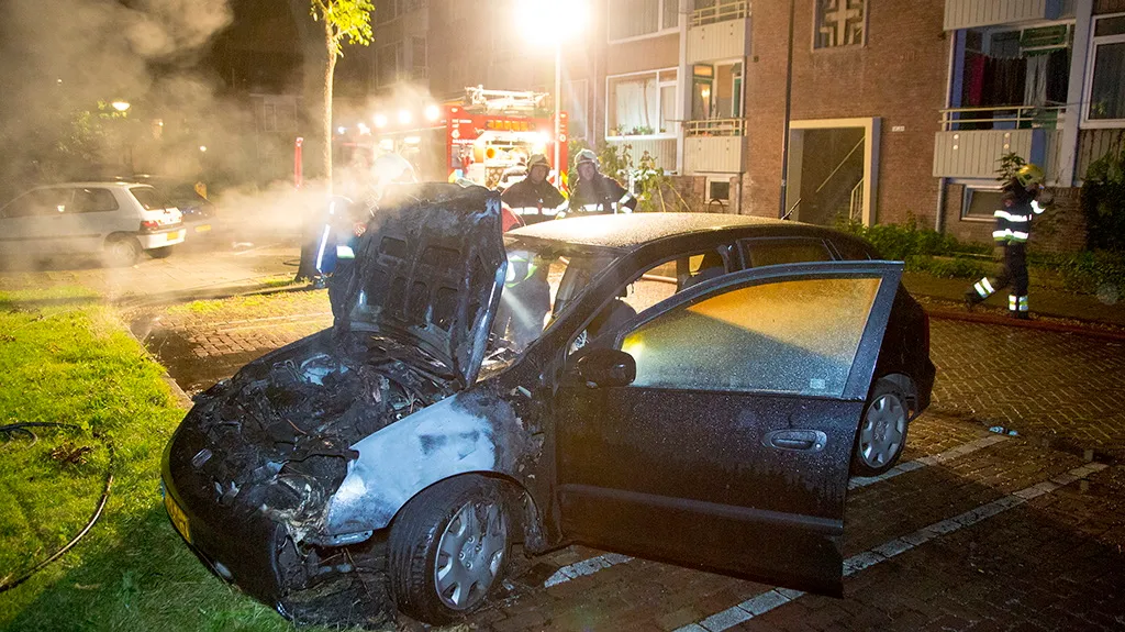 c2w5pde3xf358rhxaatn3nz9e personenwagen door brand verwoest in de essenstraat in beverwijk