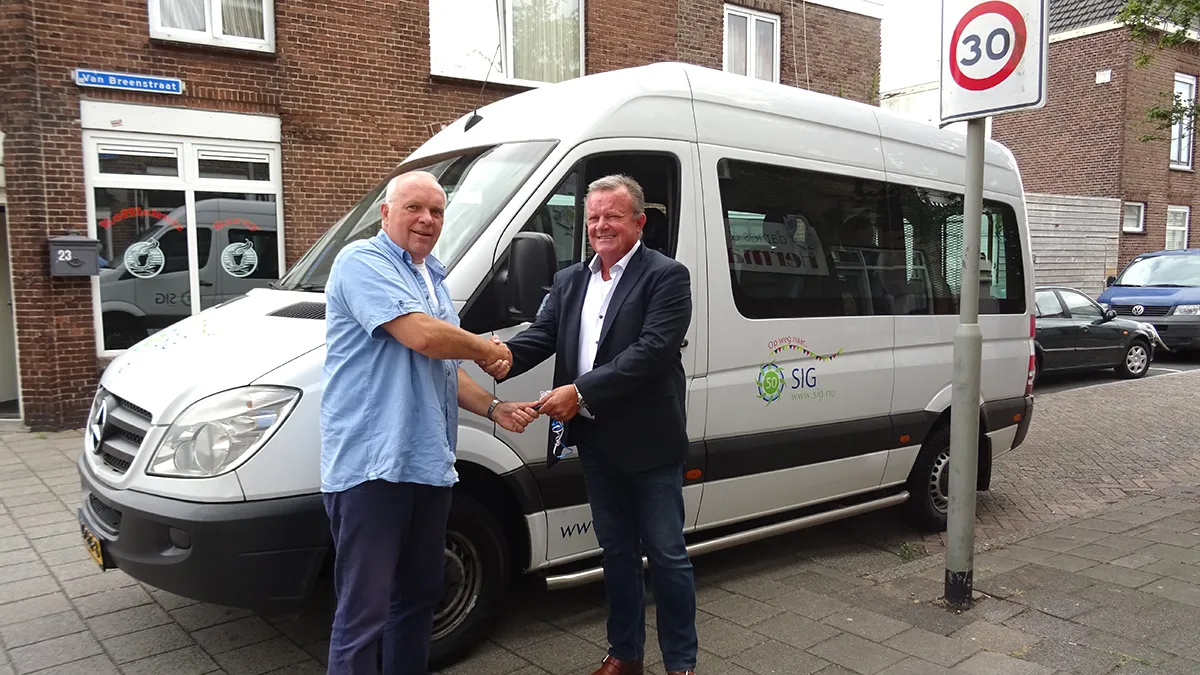 cees buur directeur van met en co rechts en sig directeur jan kroft bij de nieuwe bus
