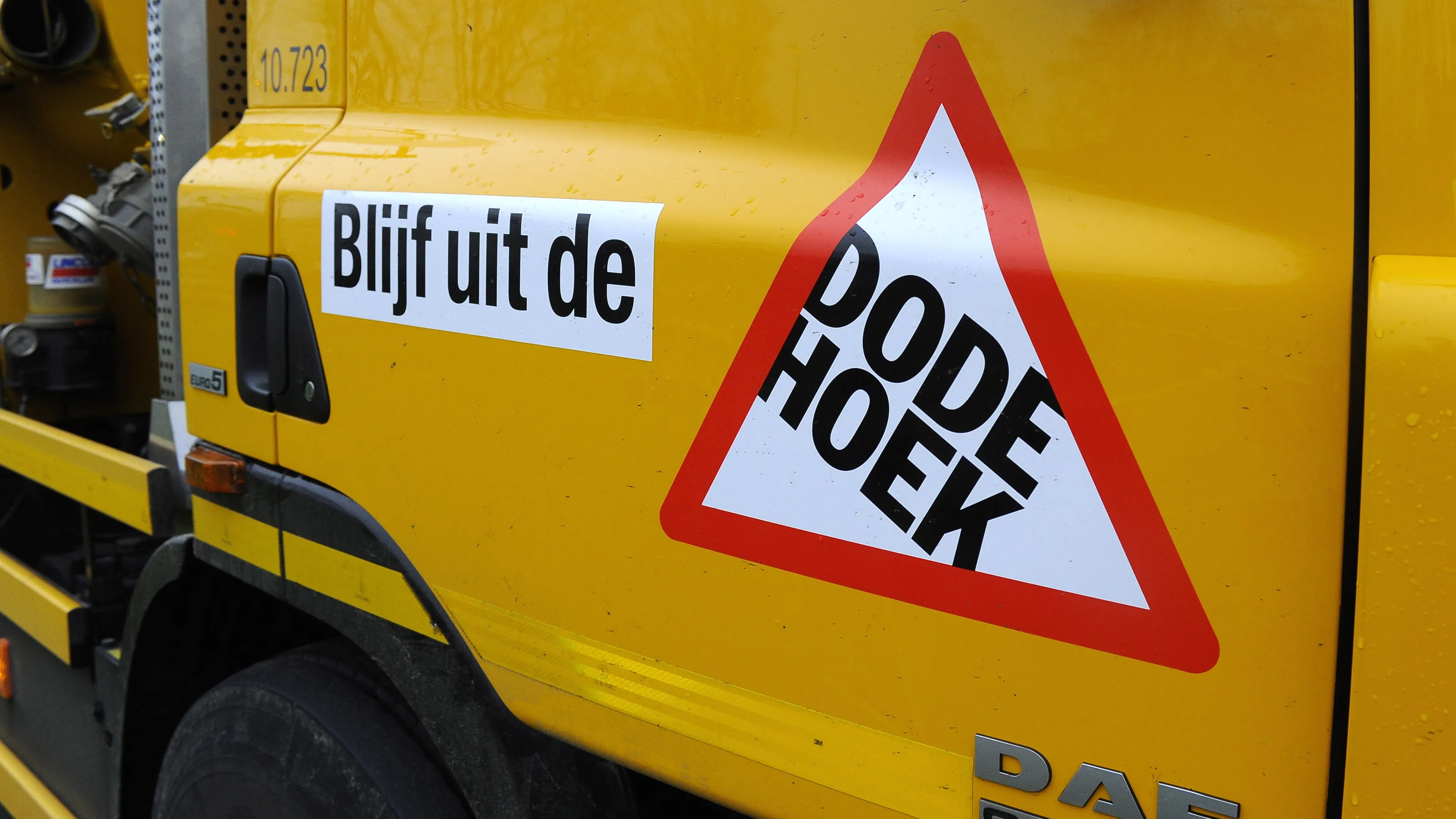 dnu93crb78dn9t2cm2hjrxtv4 dode hoek sticker op truck