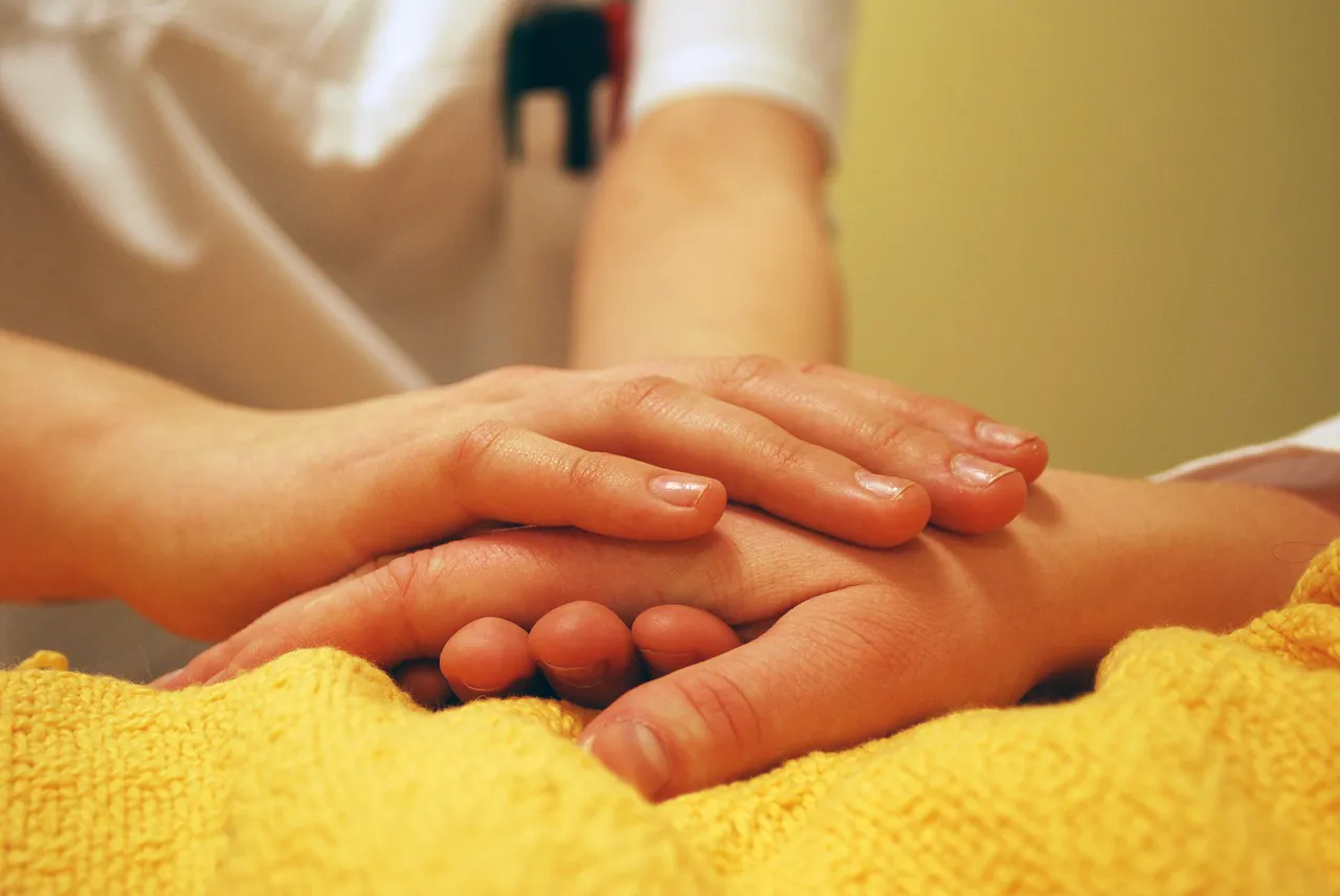 hands 736244 1280 pixa