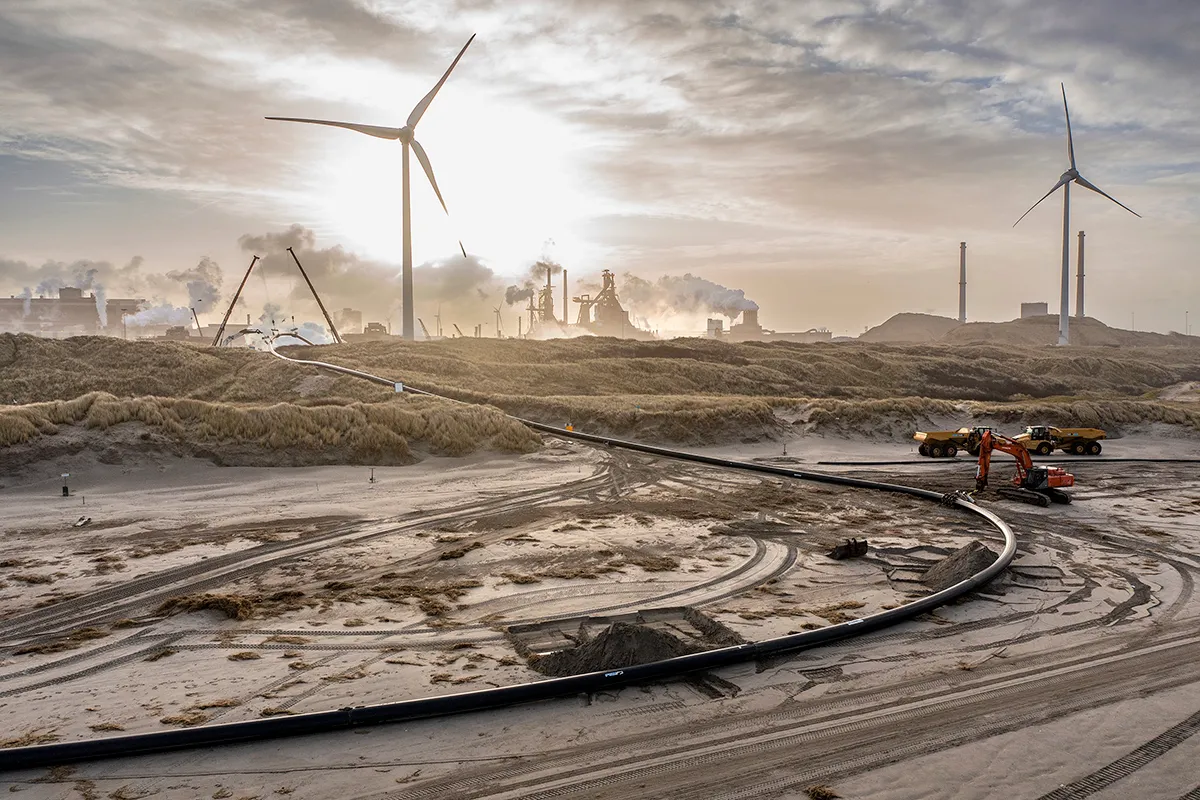 intrekken van de mantelbuizen waar in zomer 2022 de elektriciteitskabels door heen getrokken werden op het strand van heemskerk wijk aan zee in februari 2022 fotograaf jorrit t hoen kopie 2