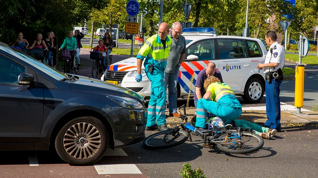 jh5pt1jgv0z67sghnd3h3q8c7 jongetje gewond na aanrijding op de velserbroekse dreef
