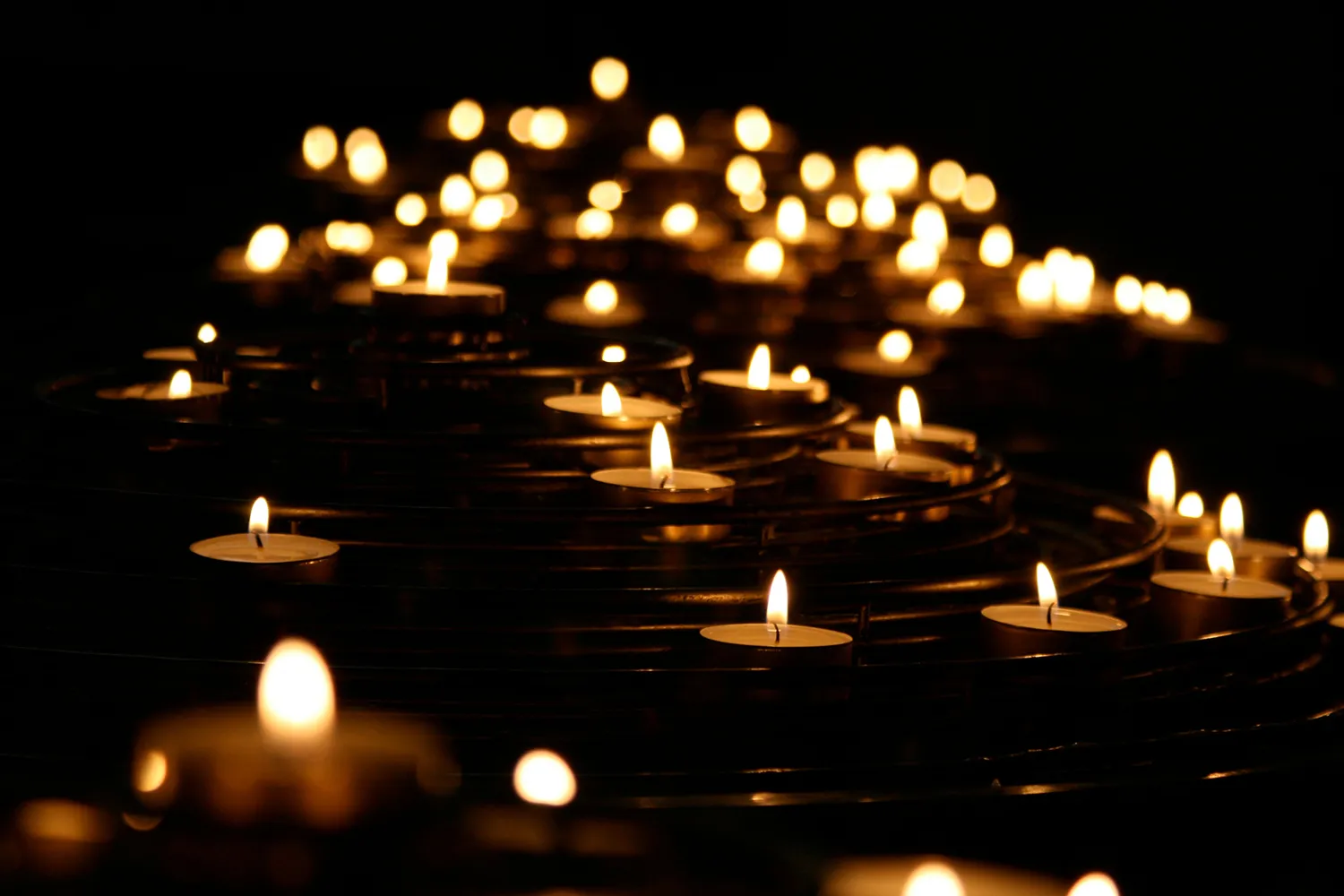 light glowing night flame darkness candle 84514 pxherecom