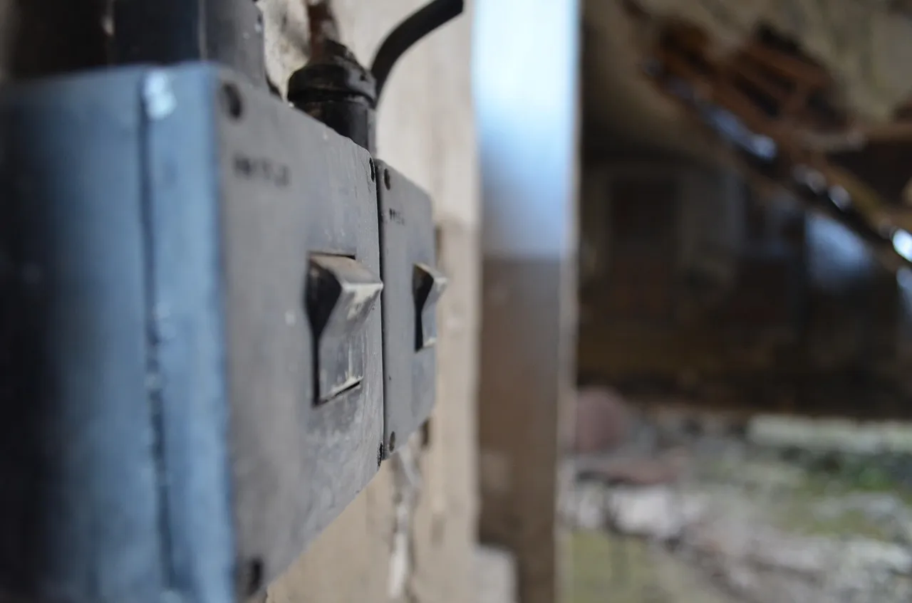 light switch 767749 1280