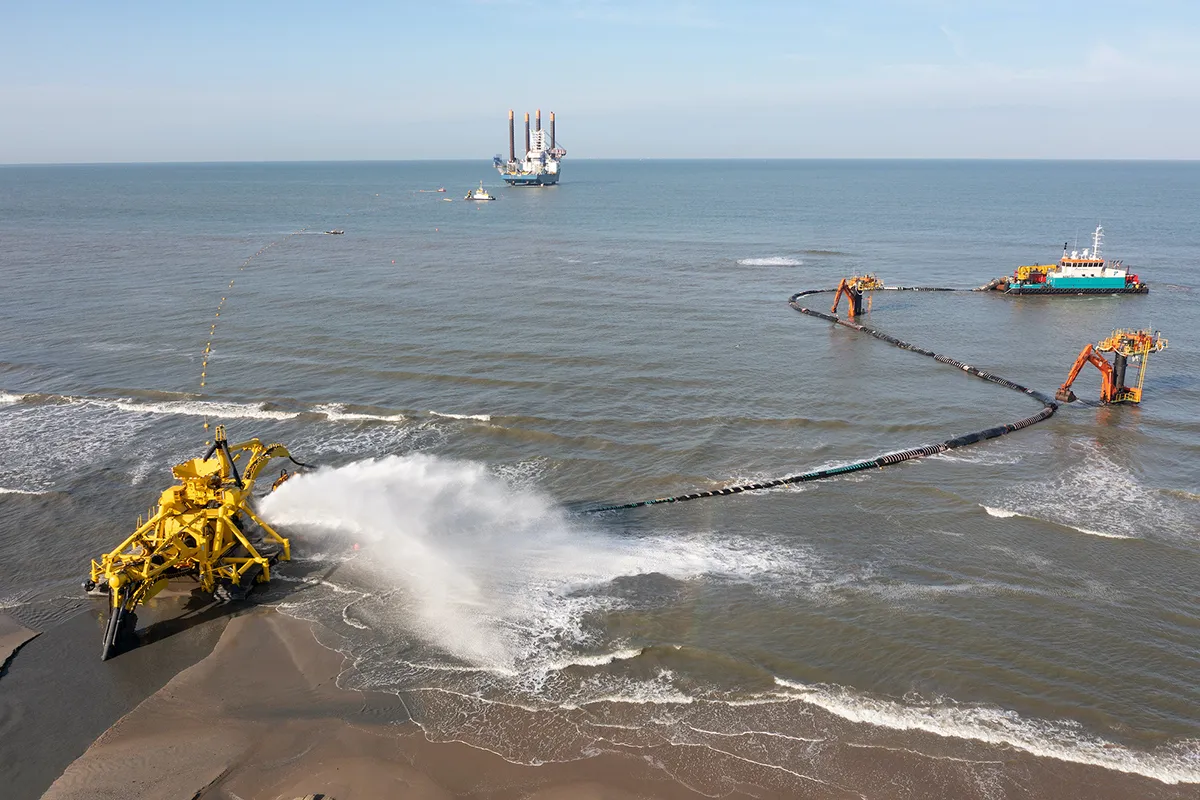 moonfish op strand heemskerk wijk aan zee met op achtergrond het hefschip vol au vent van aannnemer jan de nul fotograaf jorrit t hoen