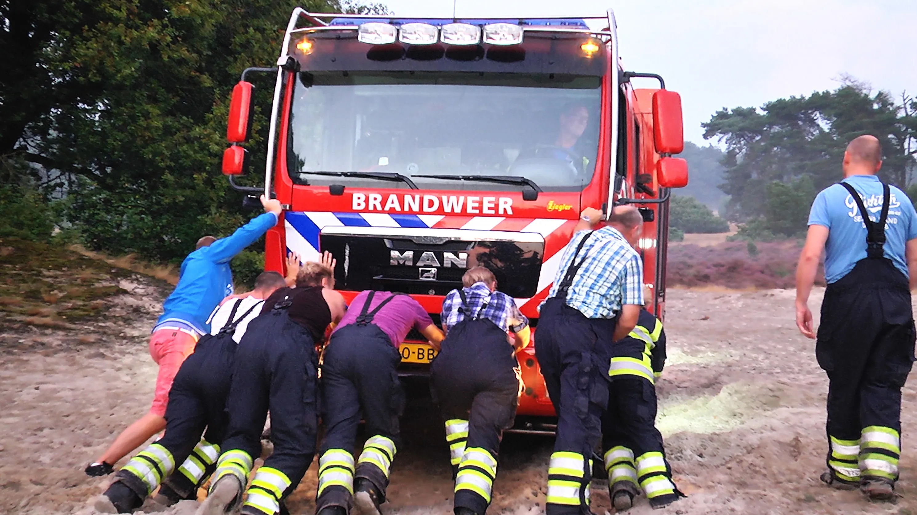 o9zpwsmceagz3tzs7utb7xg3s brandweer vast bij boombrand beerze