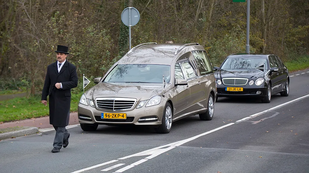p6jyhykmfz0z2gikpcgfzt3k1 grote belangstelling voor uitvaart hans nijman 2