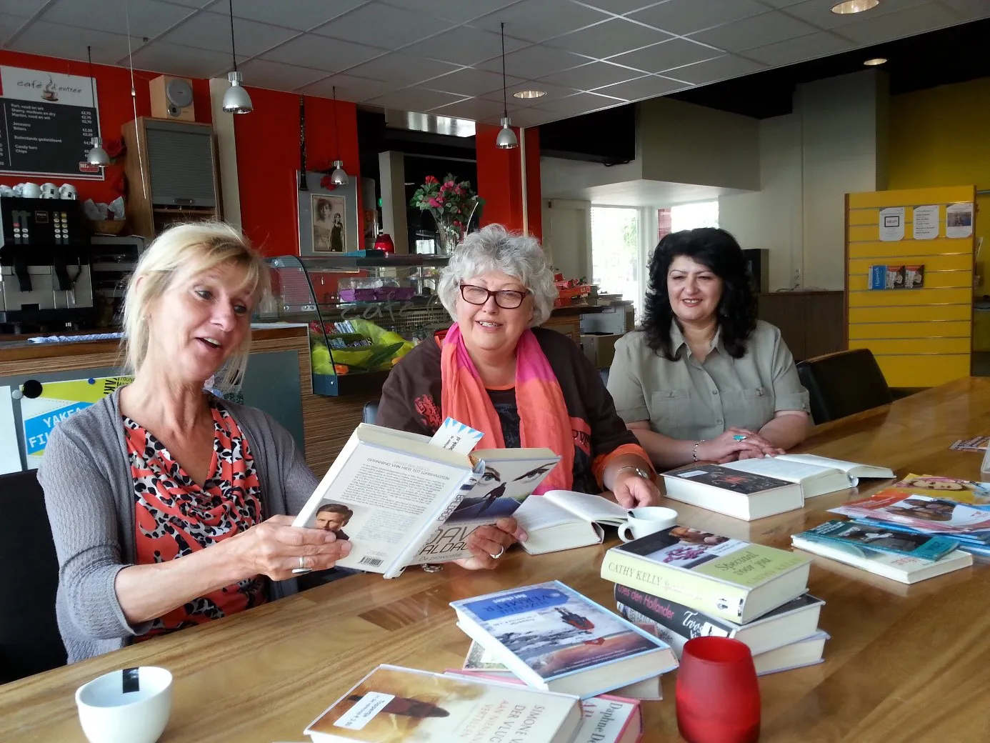 plaatje voor folder lezende mensen