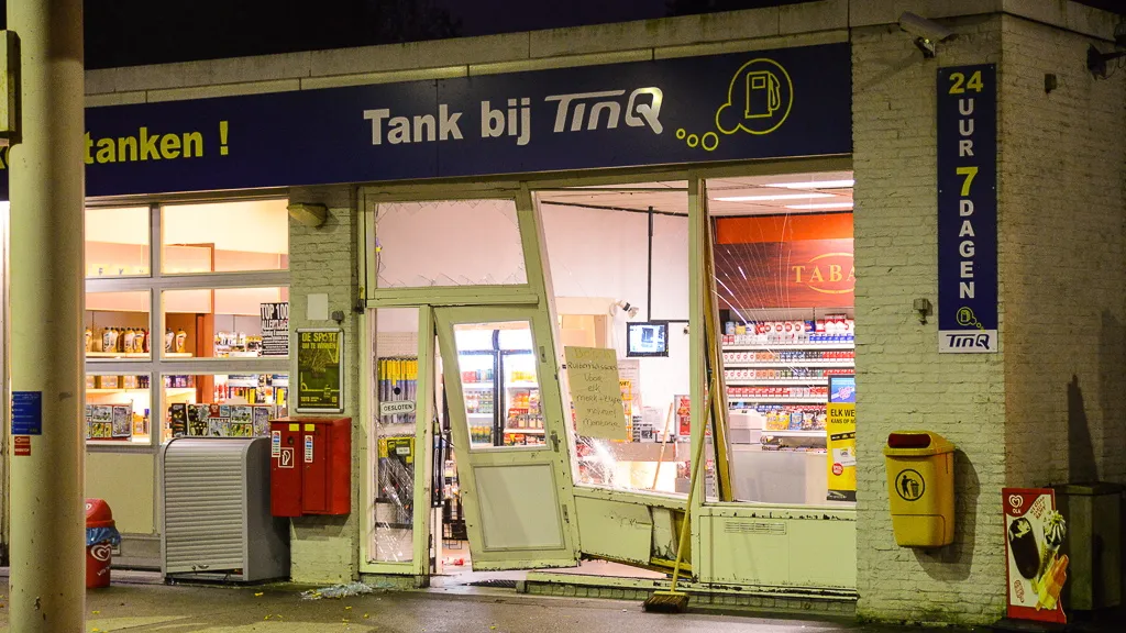 q28lwk1jxx43bfpi6a6942oi3 20141013tankstation 2