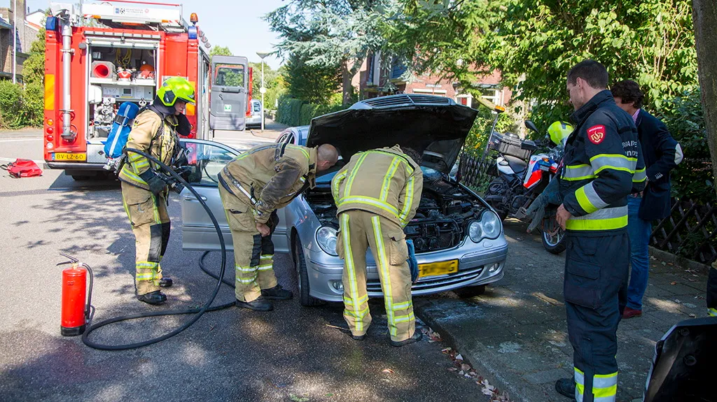 r14cqay6znkvklgjof6rpisos auto in de brand gevlogen aan de dr