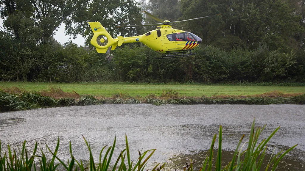 s1dkakn89xtqvwe9shflvg1iu man ernstig gewond na val uit boom in santpoort noord