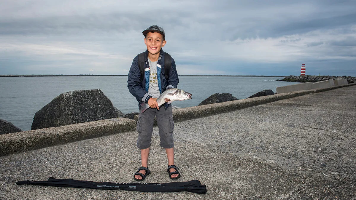trots eerste zelf gevangen vis een zeebaars 1 heleen vink