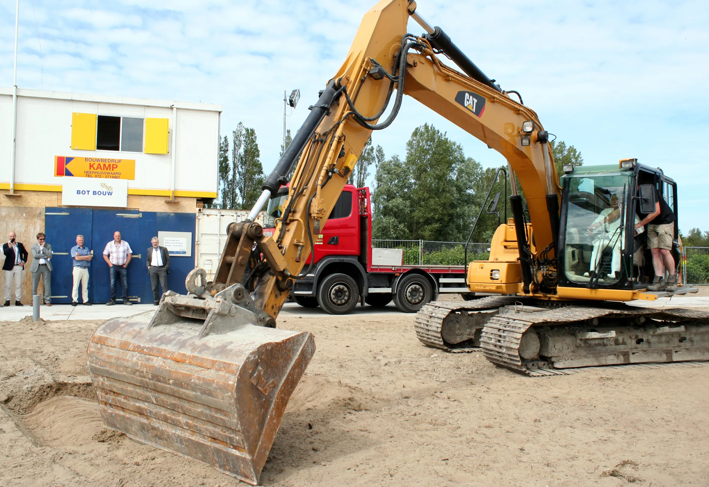 wethouder van weel geeft startsein binnenduin foto bot bouw