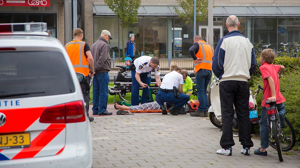 x9udkz1aom1tcib145vkau98a vrouw hard onderuit met snorscooter op de velserbroekse dreef 2