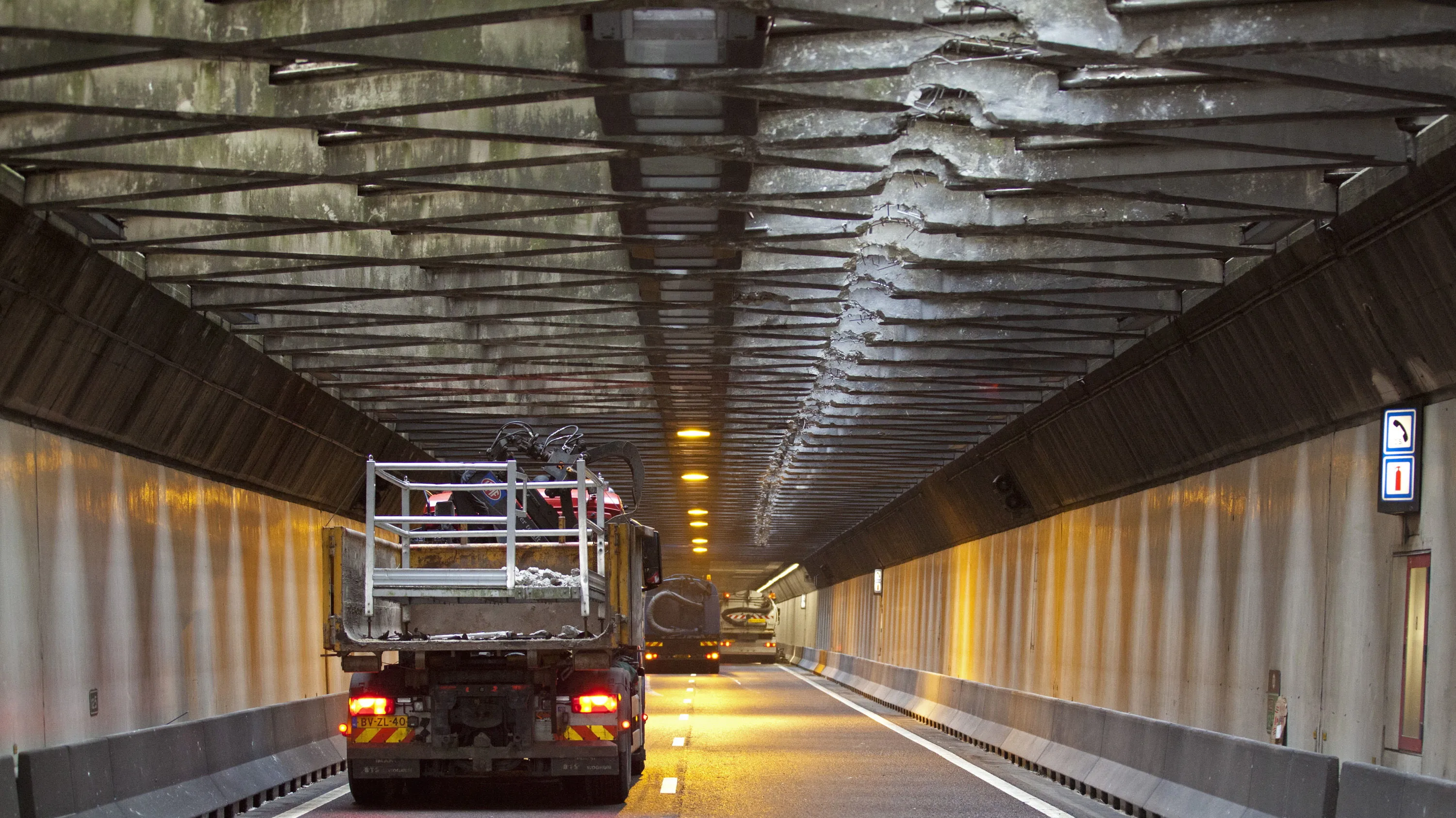 xoneej6gxszjepgmevj0d89u0 vrachtwagen beschadigt velsertunnel 2