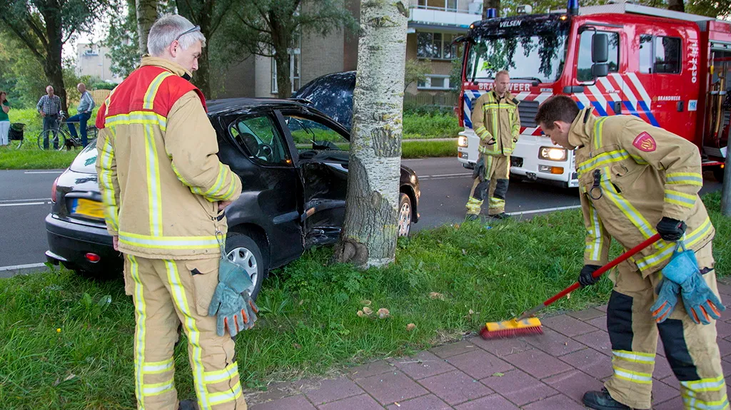 z6h2cy2d469vqv5onwwr8rje6 automobilist vliegt uit de bocht en raakt boom